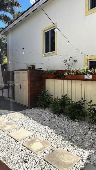 Building Photo - 365 NE 32nd Terrace