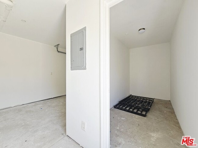 Building Photo - 4112 1/2 Normandie Ave