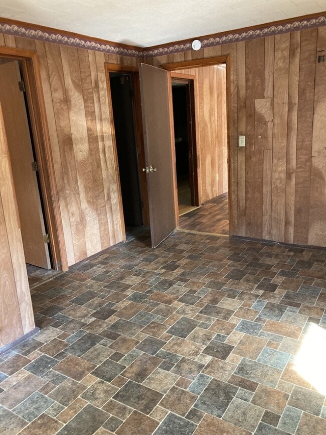 Building Photo - 2 Bedroom 1 Bathroom