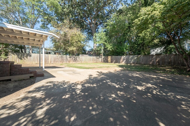 Building Photo - 1105 E Martin St