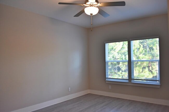 Building Photo - 214 Date Palm Ln