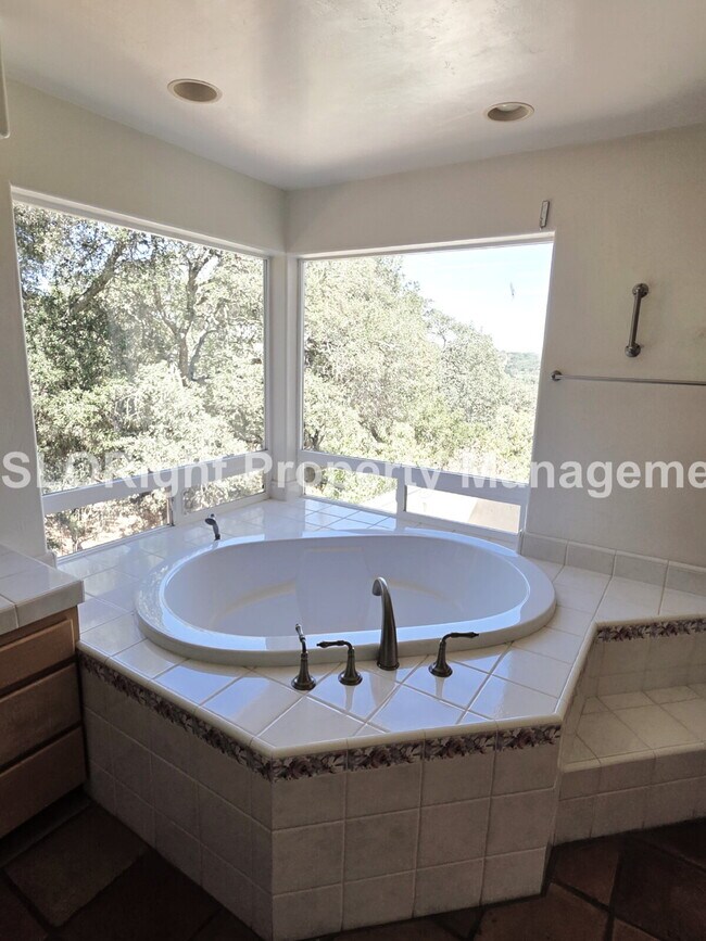 Building Photo - AVAILABLE NOW - 3 Bed/2.5 Bath Atascadero Home expansive property