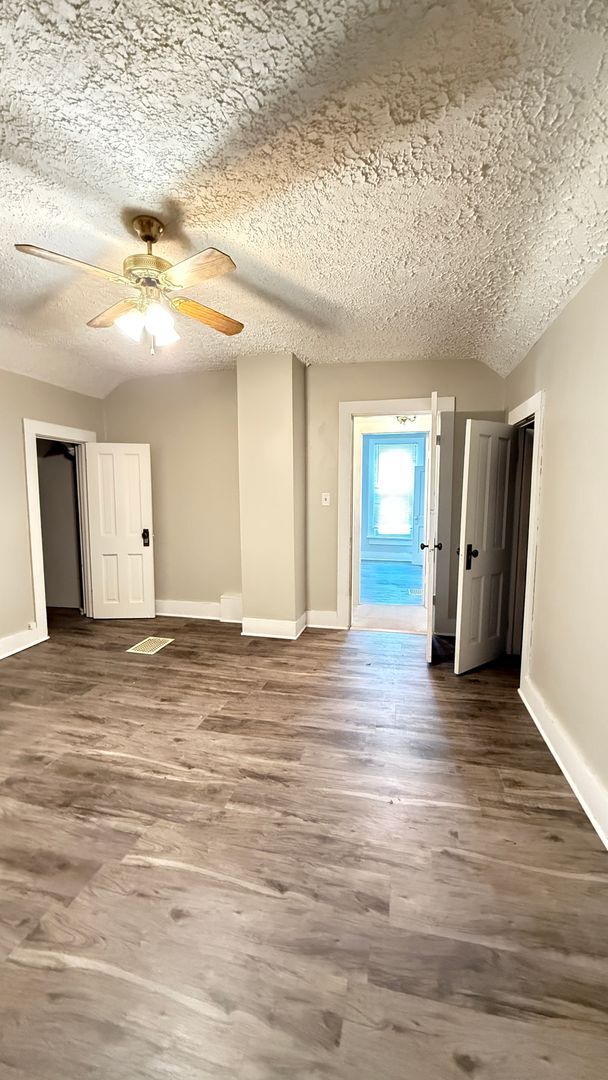 Building Photo - SPACIOUS...3 Bedroom 1 Bath