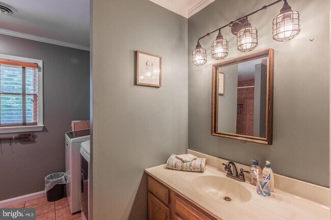 Building Photo - 607 Lancaster St