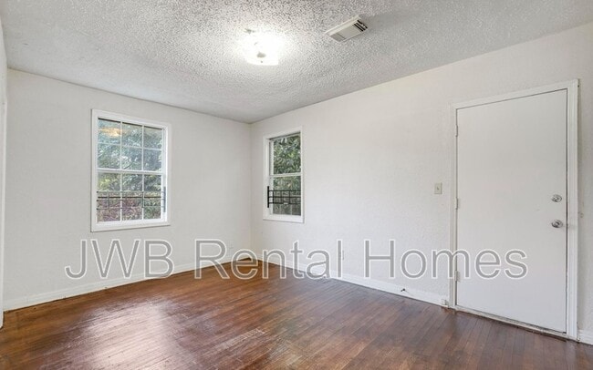 Building Photo - 330 W 26th St