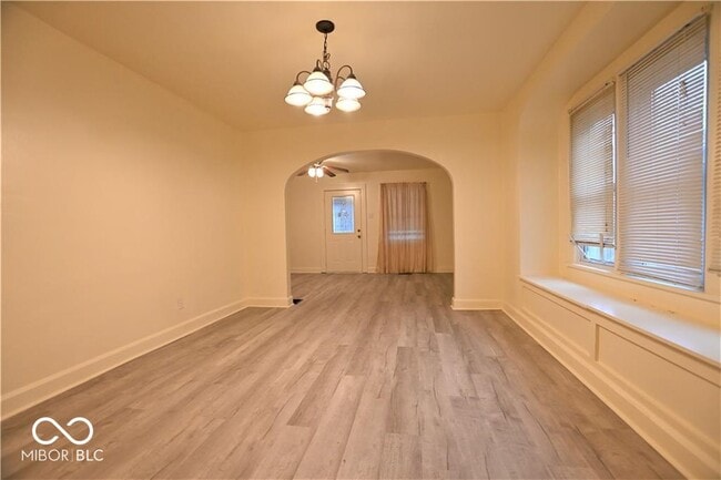 Building Photo - 1417 E Bradbury Ave