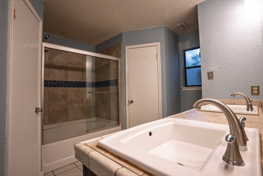 Building Photo - 9904 Briar Ridge Dr