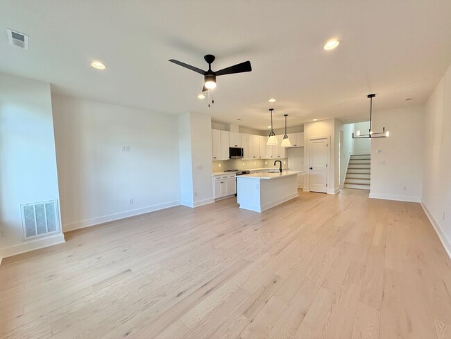 Building Photo - Luxurious New Construction 4BD, 4BA Downto...