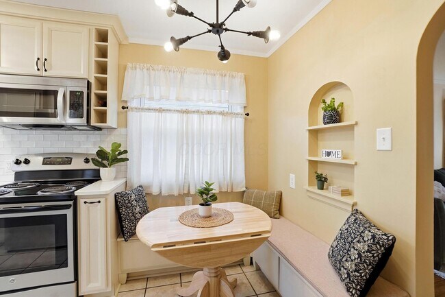 Building Photo - 2695 Bellwood Ave