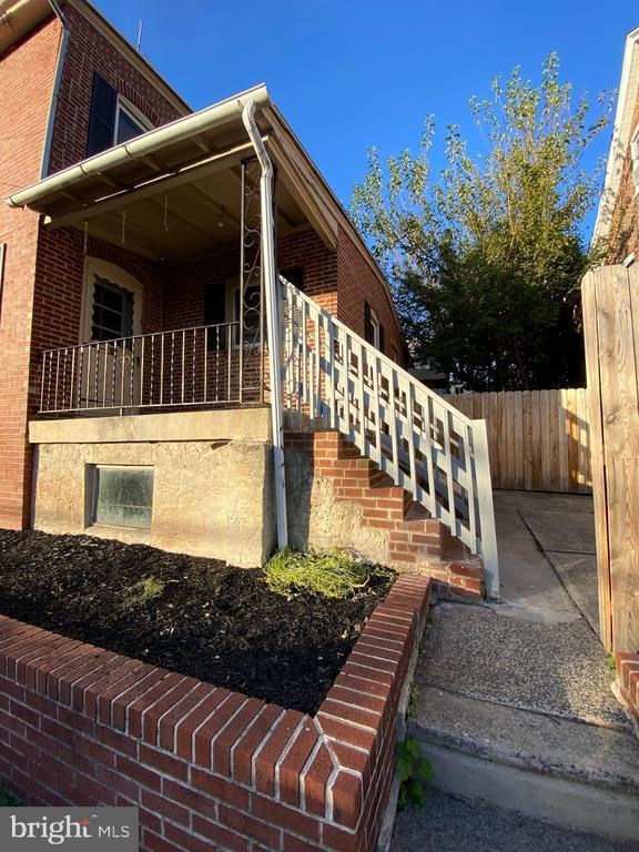 Building Photo - 302 N York St