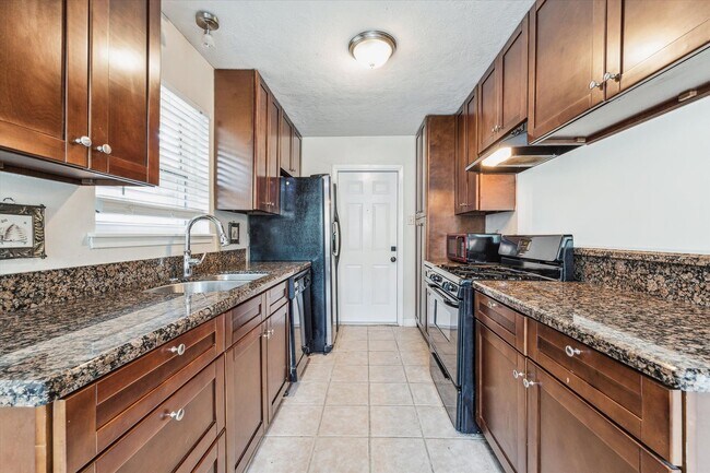 Building Photo - Move-in Ready!