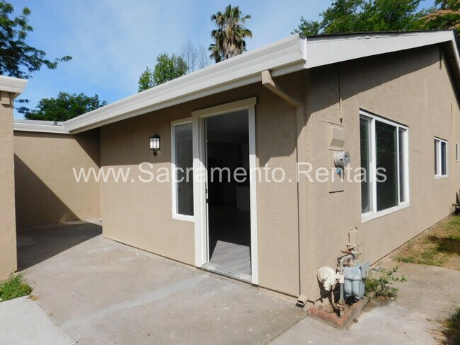 Building Photo - Updated 2bd/1ba Rocklin Halfplex with Garage