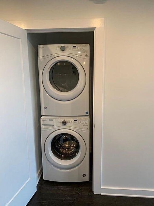 Building Photo - Sleek 2 bed 2 bath West End condo!