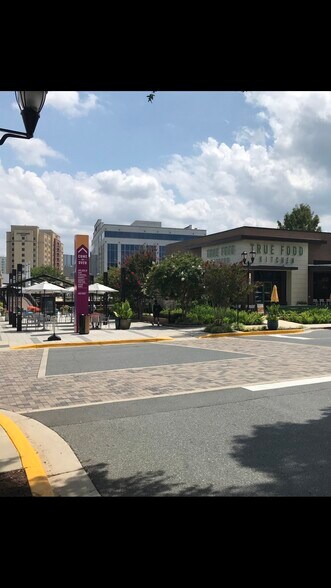 Building Photo - 10018 Vanderbilt Cir