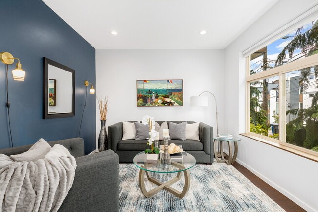 Building Photo - Spacious Judkins Park Townhouse- Parking-Lightrail