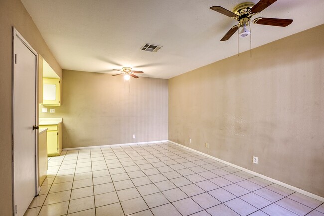 Building Photo - 1 Bed / 1 Bath Comfortable Townhome in Las...