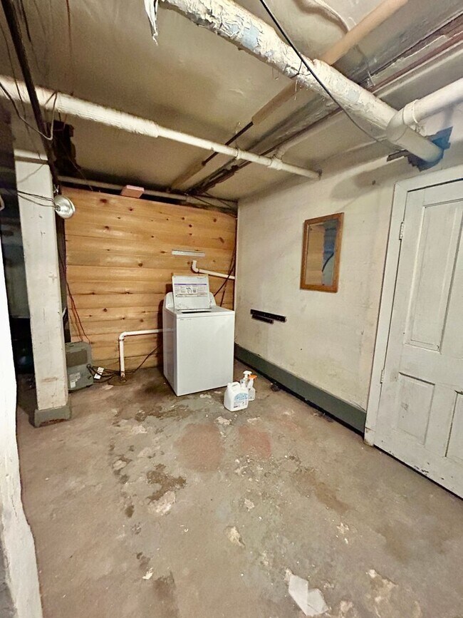 Building Photo - 2115 E 1st St