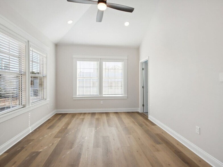 Building Photo - 1904 Calumet St