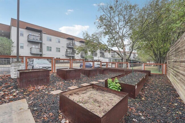 Building Photo - 2505 Thornton Rd