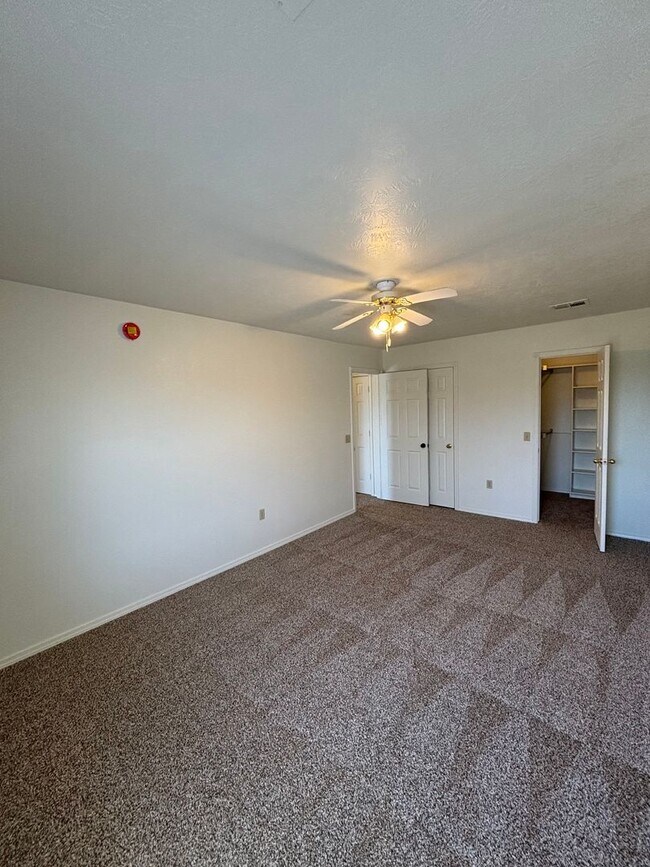 Building Photo - 3br 2.5ba on Surrey Hills Golf Course!!