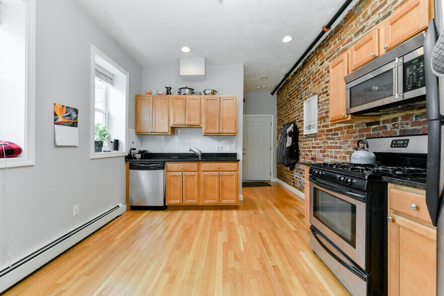 Building Photo - 158 Cottage St