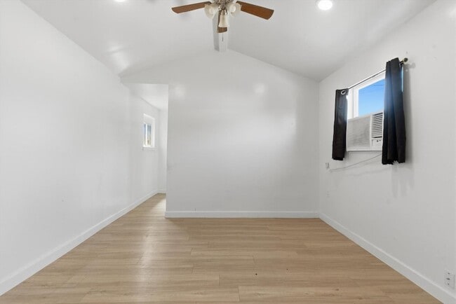 Building Photo - 361 E Clarendon Ave