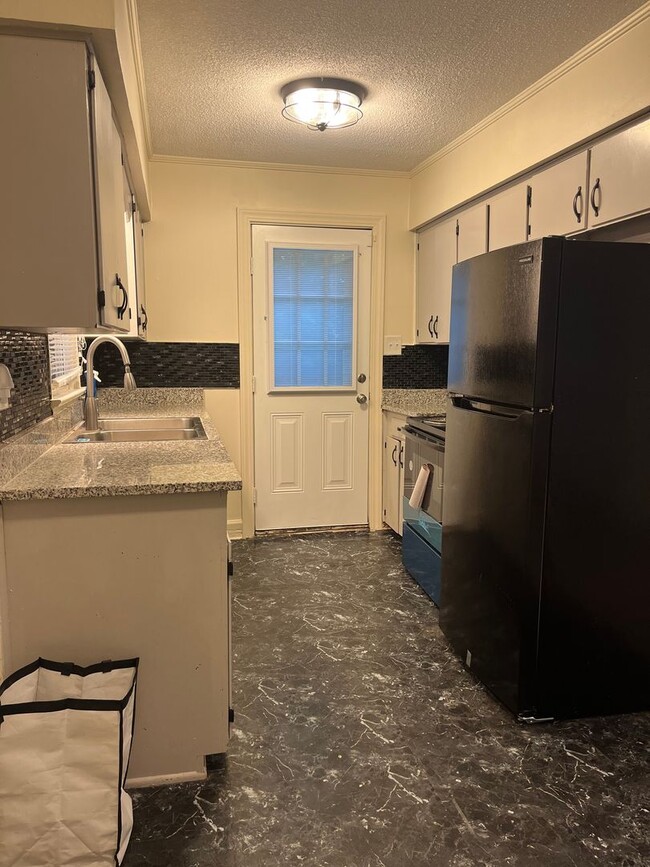 Building Photo - Beautiful Ranch Home In Central Raleigh, A...