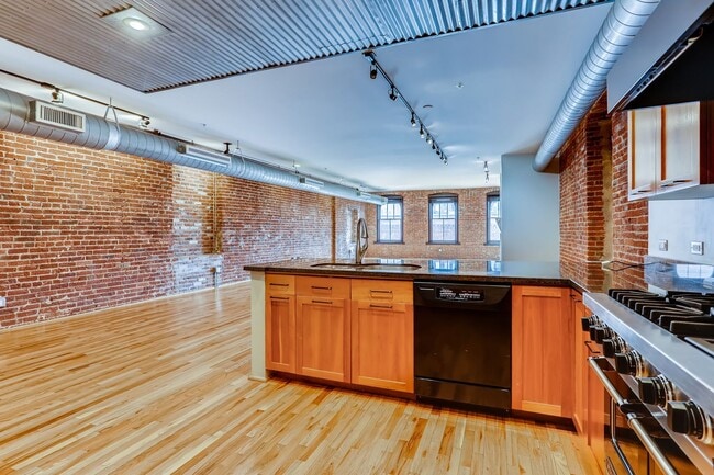 Building Photo - 3 Bedroom 2 Bath Loft Living At It's Finest In LODO! Wireworks Building