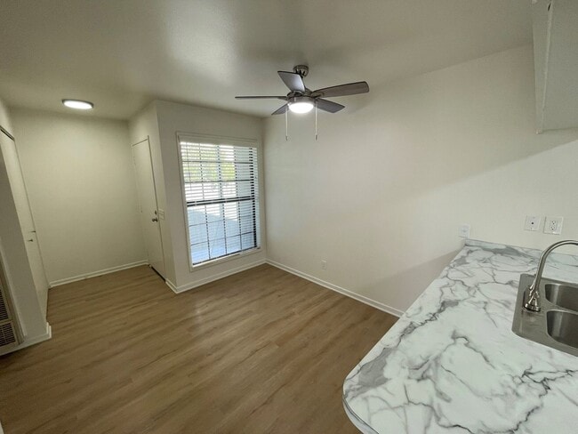 Building Photo - 620oak