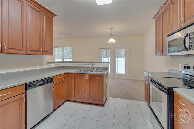 Building Photo - 650 Summer Hill Way