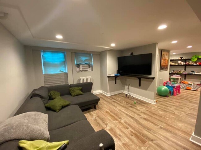 Building Photo - Beautiful 5 Bedroom Single Family Home in Silver Spring!