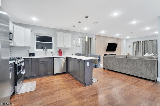 Building Photo - 225 S 9th St