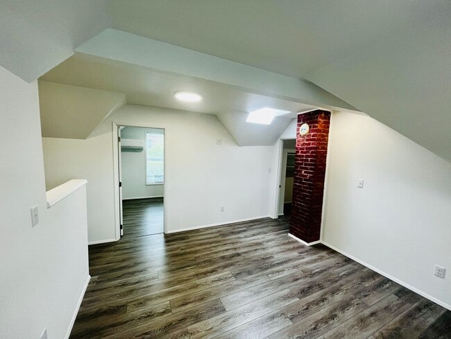 Building Photo - Newly Remodeled Apartment in the Center of Downtown Poulsbo!