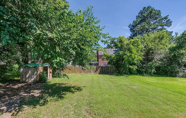 Building Photo - 9 S Fern Ave