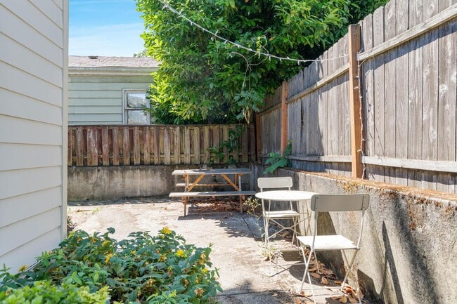 Building Photo - 2 weeks free rent! Beautifully remodeled 1-bdrm/1-bath in 7-plex—Shared laundry, off-street parki...