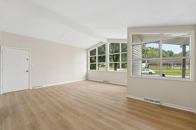 Building Photo - 5038 Betsy Dr