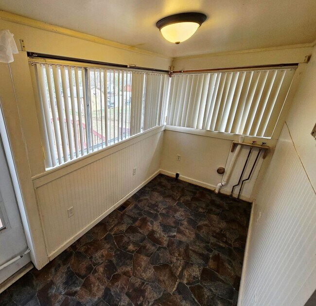 Building Photo - Charming Rental Opportunity in Burlington