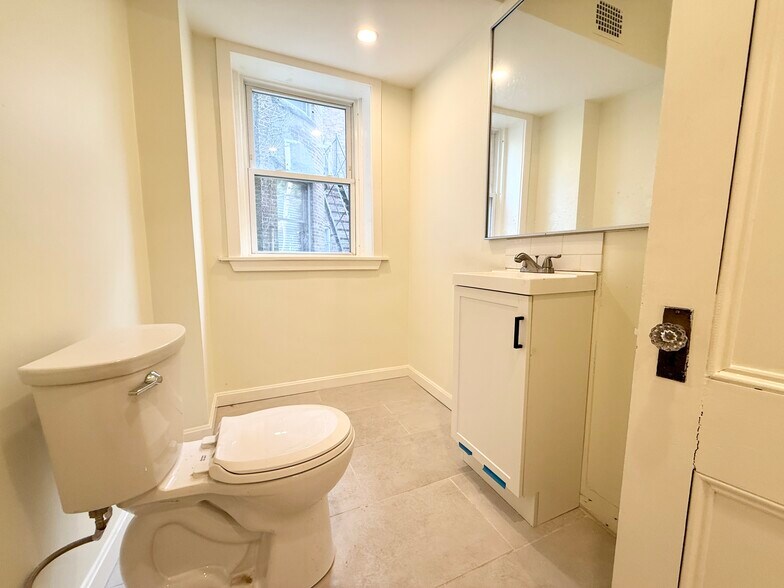 Building Photo - 1726 Beacon St