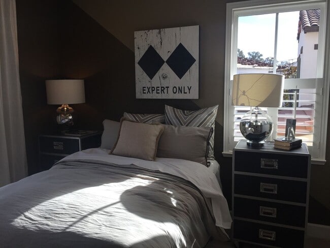 Building Photo - Gorgeous Former Model Home with