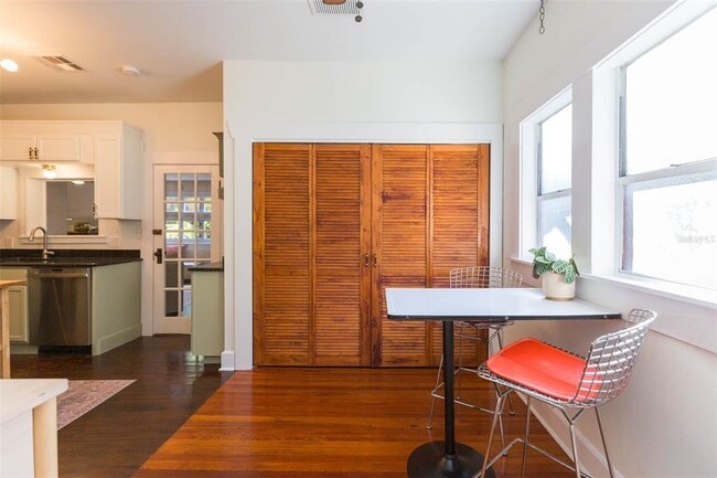 Building Photo - 917 E Broad St