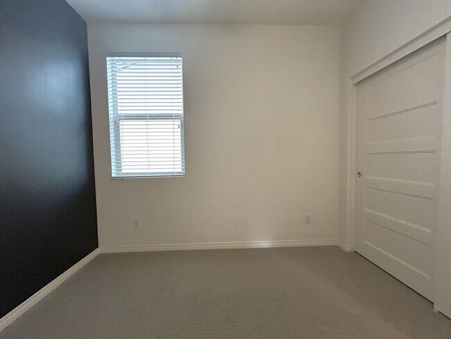 Building Photo - POWELL WAY UNIT 104 CORONA 92883  (3 BED / 2.5 BATH)