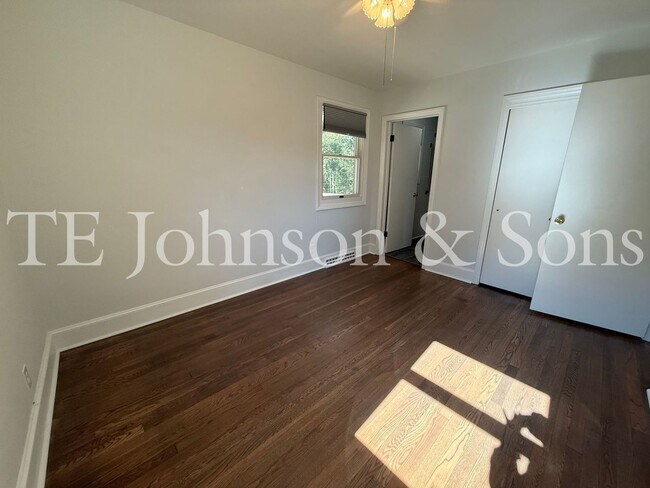 Building Photo - Three bedroom House with Large Lot in Country Setting