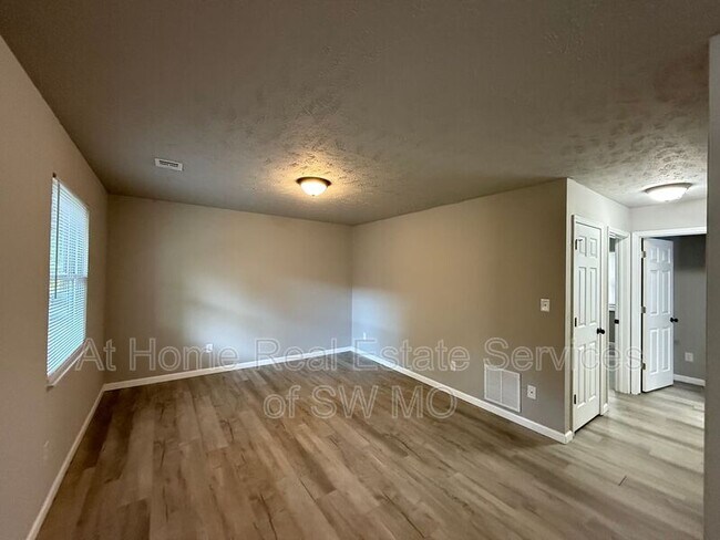Building Photo - 1306 E McDaniel St