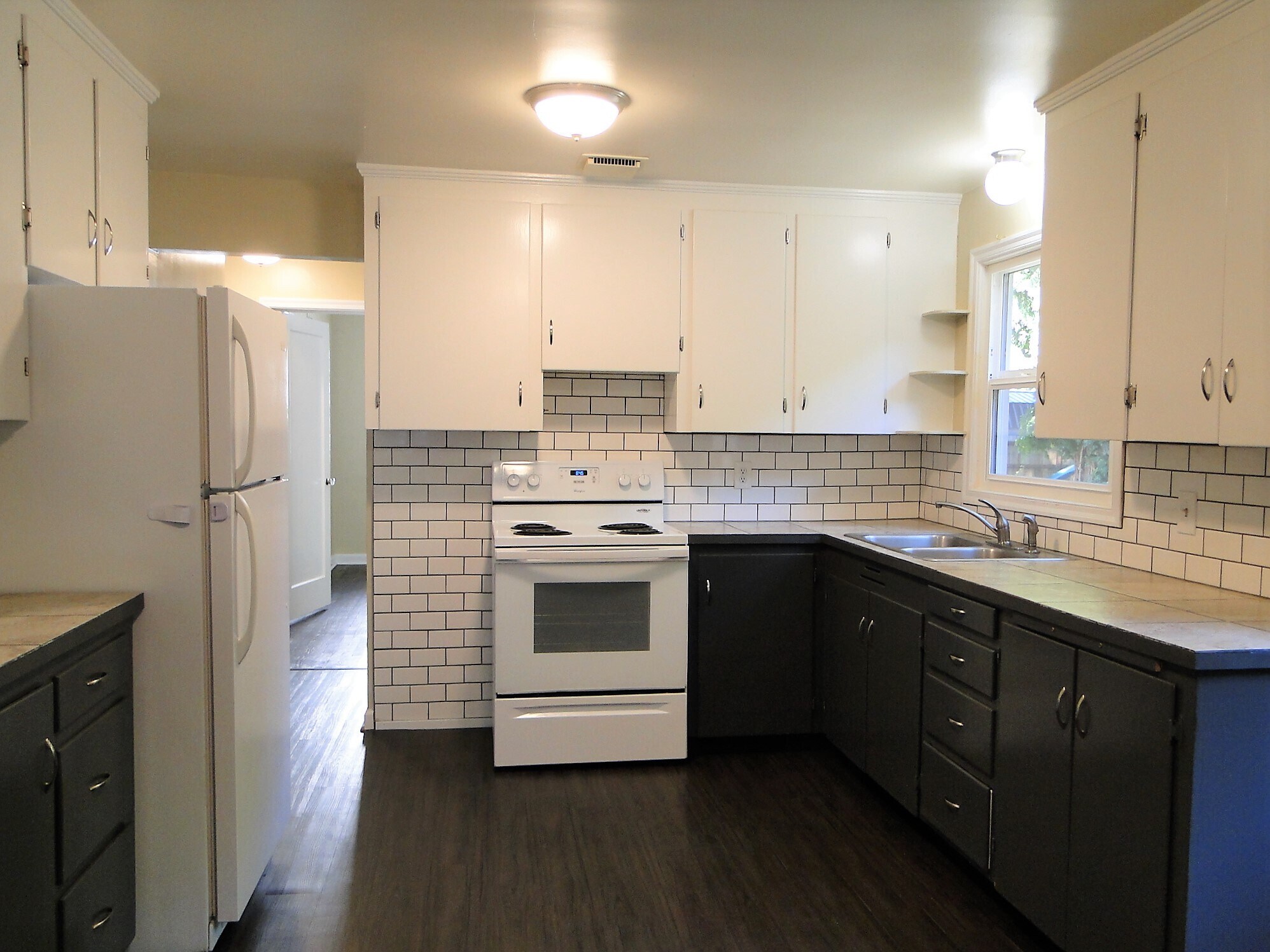 Building Photo - 419 7th Ave NE
