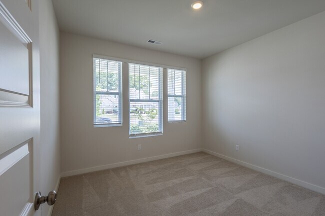 Building Photo - 1442 English Oak Dr