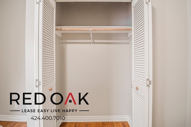 Building Photo - 109 S Sycamore Ave