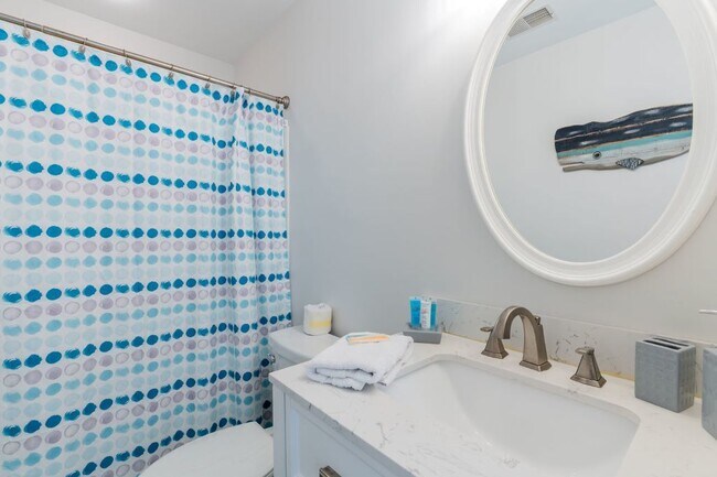 Building Photo - Three Bedroom Updated Townhome in Bluffton Park!