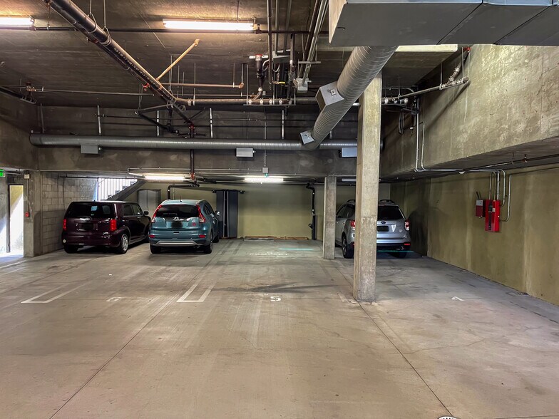 Building Photo - 2027 Beloit Ave