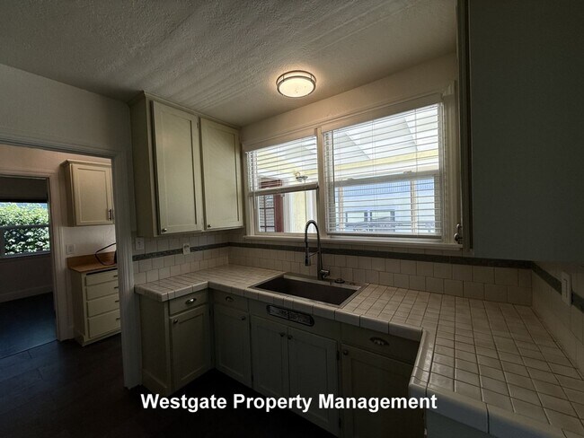 Building Photo - 220 Payran St