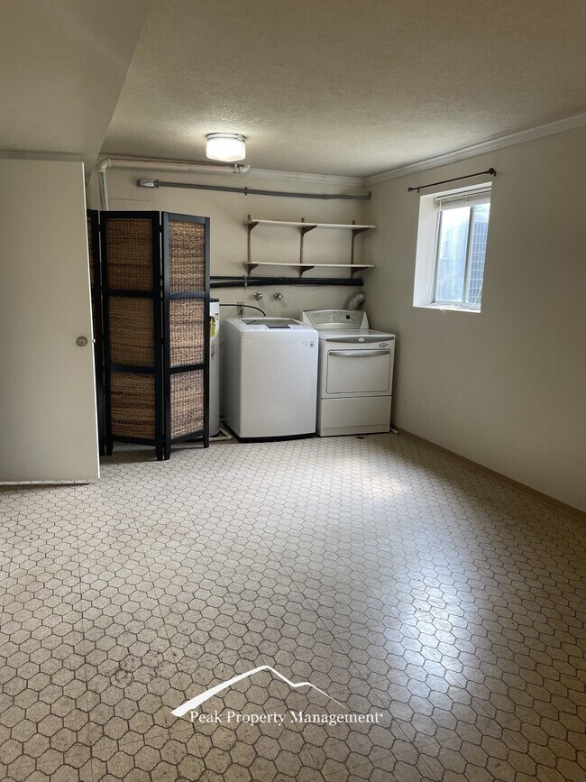 Building Photo - 8701 Brynwood Dr